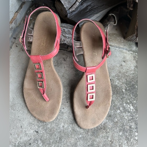 AEROSOLES Orange Sandals with T-Strap Design & gold square accents Sz-7.5.   N - Picture 1 of 9